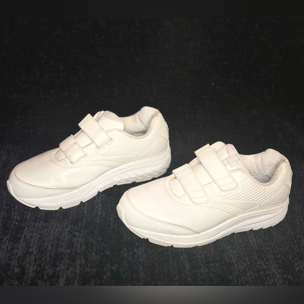BROOKS Addiction Walker V-Strap White/Cream Sneakers Wm Size 10 Wide